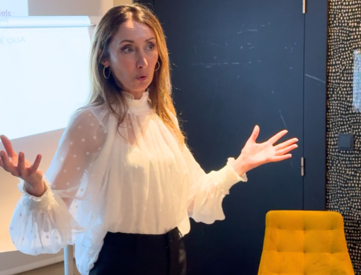 Copie de Copie de Copie de Copie de MODELE STORIES REELS MOCKUP Logo Publication Instagram 45 3